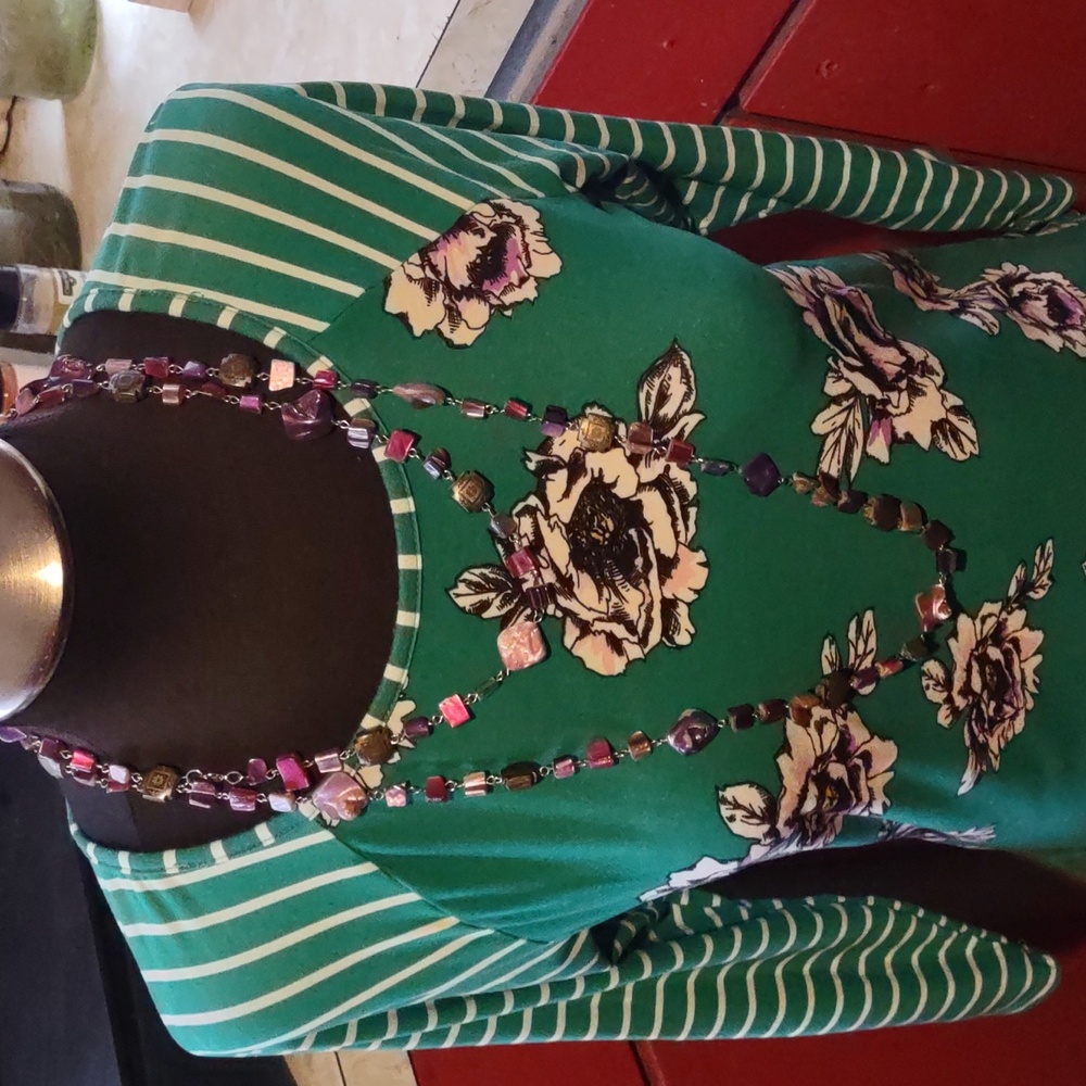 Spring/Summer Eye Candy Essentials Floral Green Women's Top with Necklace - Picture 2 of 12